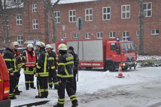 Feuerwehrleute beraten das weitere Vorgehen. Feuerwehrleute beraten das weitere Vorgehen.