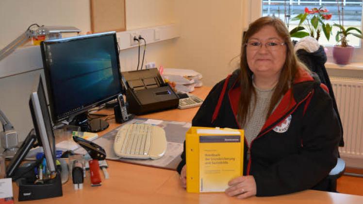 Simone Obermann berät beim Deutschen Roten Kreuz in Güstrow seit 23 Jahren Schuldner.  