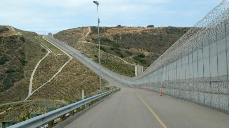 An der Grenze zwischen den USA und Mexiko gibt es über mehrere hundert Kilometer einen hohen Zaun. Der künftige Präsident der USA möchte gern eine hohe Mauer errichten lassen.  