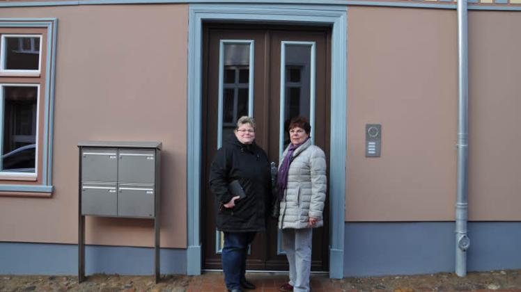 Künftig Nachbarn im Obergeschoss: Anke Schulz (l.) und Barbara Scheffel. Die Haustür, vor der sie stehen, wurde nach historischem Vorbild angefertigt, der Rahmen ließ sich original erhalten.   Fotos: Rüdiger Rump 