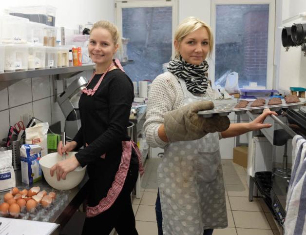 Chefin Maike Klee und Mitarbeiterin Anne Bobsin (r.) backen täglich frische Cupcakes, denn die sind im Café des Familienunternehmens bei der Kundschaft besonders beliebt.  Fotos: mikl 