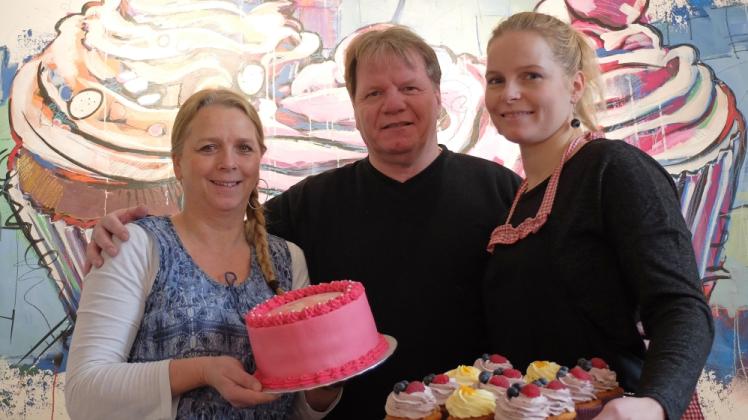 Das Törtcheneck-Schwesterherz ist ein beliebter Anlaufpunkt für Cupcakes und Torten, die Maike Klee (r.) mit viel Liebe backt. Da helfen die Eltern Sylvia und Hartmut Möller gerne mit. Das Törtcheneck-Schwesterherz ist ein beliebter Anlaufpunkt für Cupcakes und Torten, die Maike Klee (r.) mit viel Liebe backt. Da helfen die Eltern Sylvia und Hartmut Möller gerne mit.
