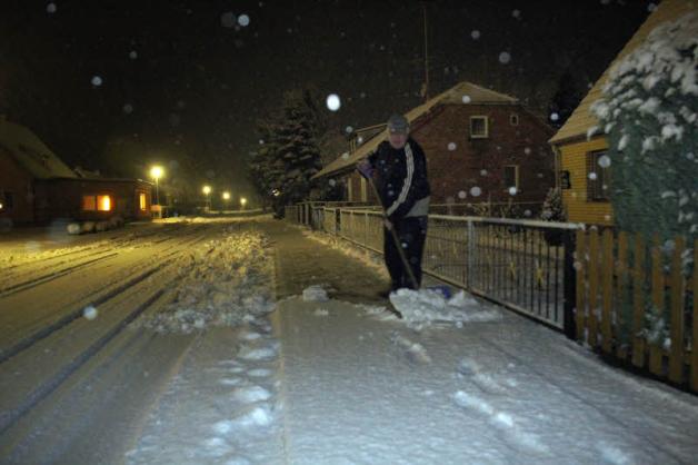 Helmut Koschnick war in Mestlin ganz früh auf den Beinen, räumte auch bei den Nachbarn den Schnee vom Fußweg. 