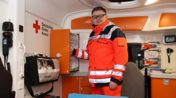 Arbeitsplatz Rettungswagen: Sebastian Klaiber absolviert die Ausbildung zum Rettungssanitäter in Bützow. Diesen Beruf gibt es erst seit 2014. Bei einem Informationstag am 28. Januar informiert das DRK darüber genauer.  