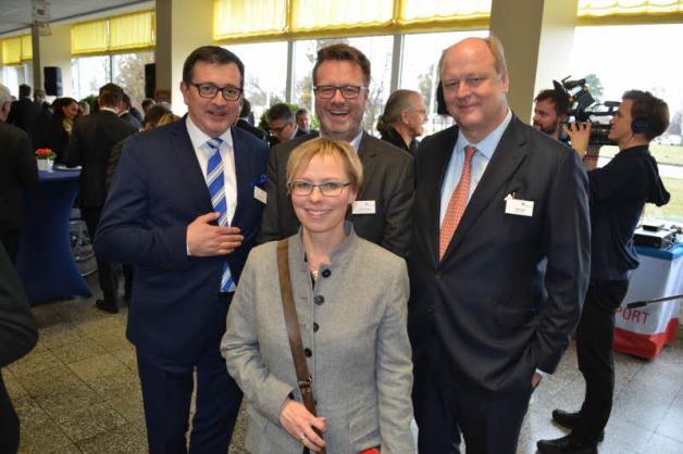 Gute Gesellschaft leisteten sich auch Staatssekretärin Ina-Maria Ulbrich, IHK zu Rostock-Präsident Claus Ruhe Madsen, MVInvest-Geschäftsführer Michael Sturm (l.) und Deutsche Bank-Sprecher Hinrich Wolff (r.).