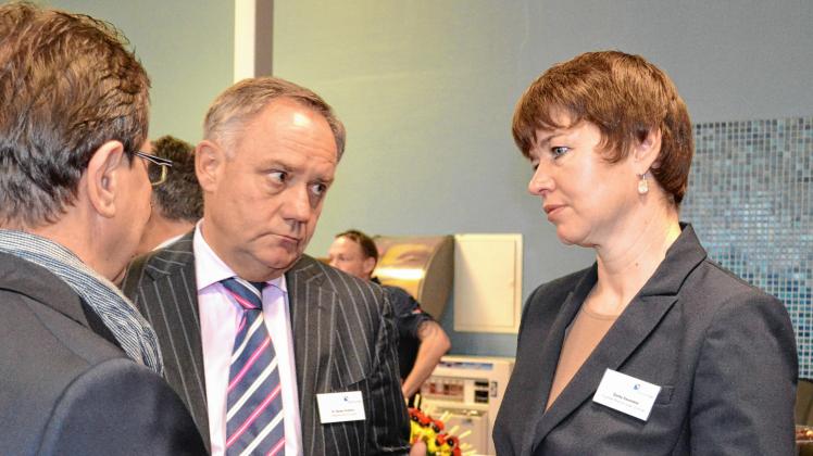 Den Flughafen übernimmt Dörthe Hausmann jetzt von Rainer Schwarz. Den Flughafen übernimmt Dörthe Hausmann jetzt von Rainer Schwarz.