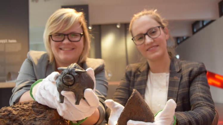 Schweinchen aus Gusseisen für Familienführungen: Volontärin Tessina-Larissa Schramm (links) und Museumsleiterin Ulrike Ernemann.