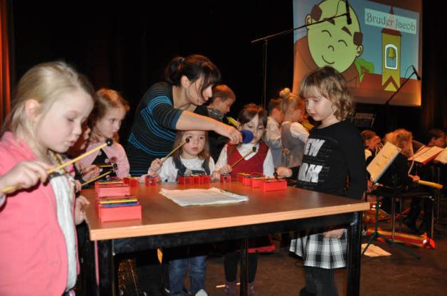 Auch die kleinsten Akteure  bei der Musikschule Fröhlich waren in das große Programm auf der Bühne einbezogen.  