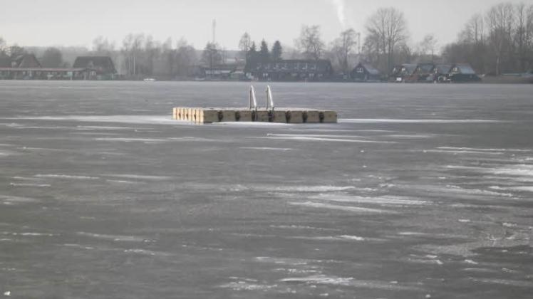 Einsam liegen Inselsee und Badeponton, wenn das Eis noch nicht auf den See einlädt.  