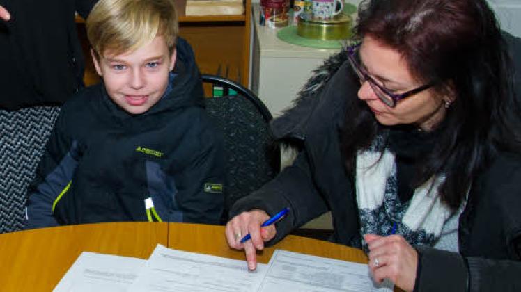 Nadine Tippelt (r.) meldet bei Lehrerin Jana Amboß ihren Sohn Jonas für das kommende Schuljahr an. Nadine Tippelt (r.) meldet bei Lehrerin Jana Amboß ihren Sohn Jonas für das kommende Schuljahr an.
