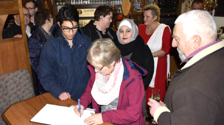 Die zahlreichen Gäste des Abends, darunter auch Syrer, trugen sich in das Gästebuch ein. 