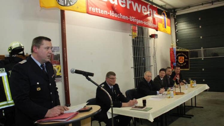 Wehrführer Ronny Ax (l.) beim Rechenschaftsbericht Fotos: Michael-Günther Bölsche 