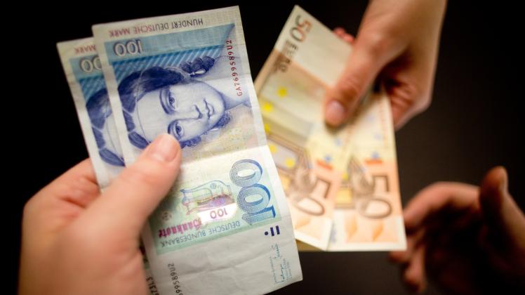 Hunderttausende D-Mark im Sparstrumpf - Bundesbank tauscht in Euro.