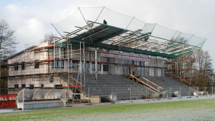 Der Rohbau ist fertig: Macht das Wetter mit, dann könnte Ende Mai die Einweihung gefeiert werden. Für ein Eröffnungsspiel wünschen sich die Schweriner den FC Hansa Rostock.
