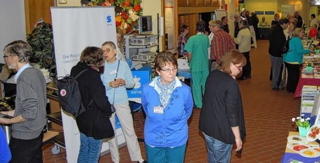 30 Selbsthilfegruppen und Organisationen stellten sich im Foyer der Regio-Klinik vor.  Foto: pe