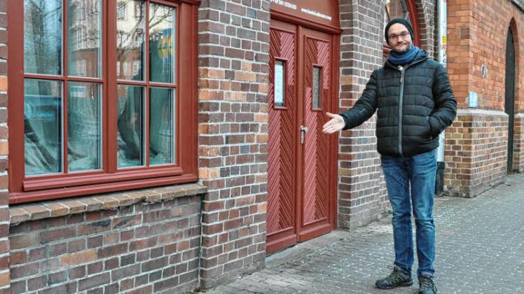 Mit einer Rampe und über den Hostel-Eingang an der Doberaner Straße soll künftig der barrierefreie Zugang zum Peter-Weiss-Haus erfolgen, erklärt Stefan Nadolny vom Betreiberverein.  