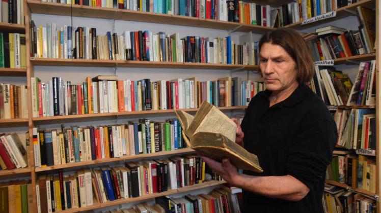 Robert Loest ist Herr über 30 000 Bücher. Gern berät der Bibliothekar auch die Besucher seines Antiquariats.  