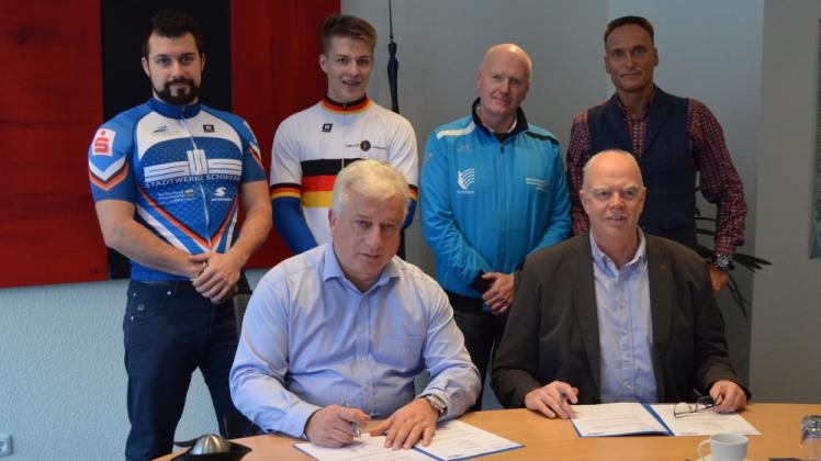 In den Räumen der Stadtwerke Schwerin wurden die Verträge für die weitere Zusammenarbeit des Unternehmens und des Track-Cycling-Team unterzeichnet.  