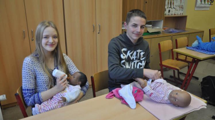 Die Schüler Annika und Jan Odin versorgen ein letztes Mal ihre Babys, bevor das Praktikum zu Ende geht.  Fotos: Schulze 