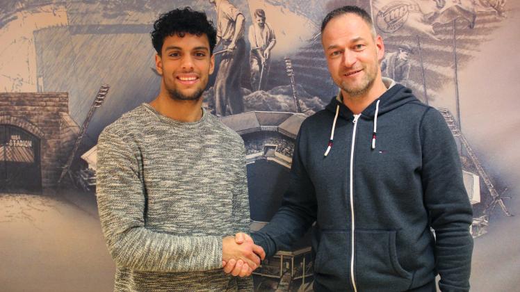 Neuzugang Joshua Nadeau (l.) mit Sport-Vorstand René Schneider (r.) Neuzugang Joshua Nadeau (l.) mit Sport-Vorstand René Schneider (r.)
