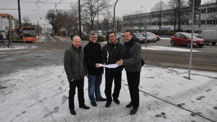 Wollen die Steintorkreuzung für alle Verkehrsteilnehmer sicherer machen: Gerd Stolle (v. l.), Stephan Harloff, Heiko Tiburtius und Holger Matthäus.  