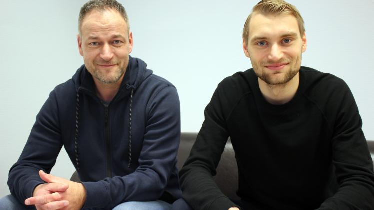 Gemeinsam für die Kogge: René Schneider, Vorstand Sport beim FC Hansa Rostock, und Neuzugang Tim Väyrynen (rechts)