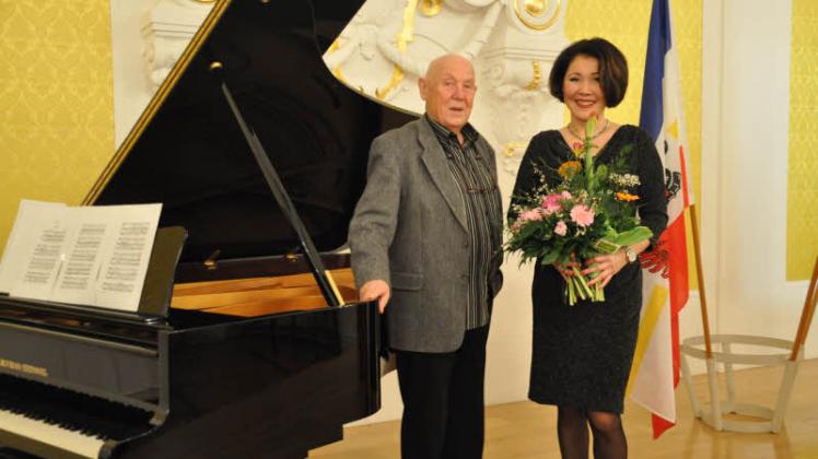 Die Sängerin JamilaRaimbekova und Peter Schneider, der sie bei der Einbürgerung unterstützt hat, im Festsaal des Rathauses.   