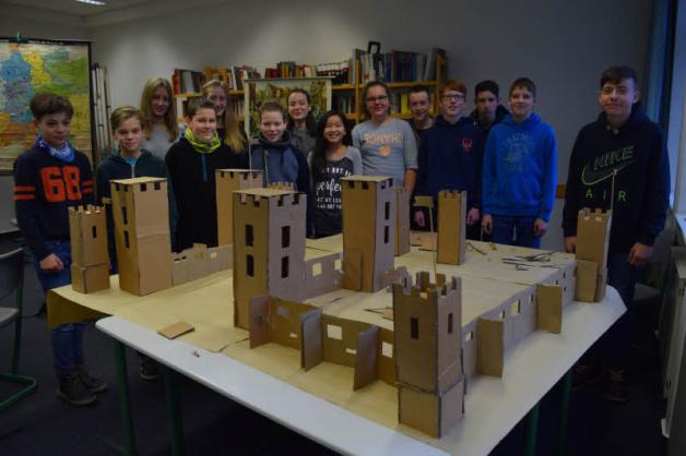 Mit der Konstruktion einer Burg hat die 7. Klasse ihr Mittelalterprojekt praktisch abgeschlossen. Fotos: Christina Milbrandt Mit der Konstruktion einer Burg hat die 7. Klasse ihr Mittelalterprojekt praktisch abgeschlossen. Fotos: Christina Milbrandt