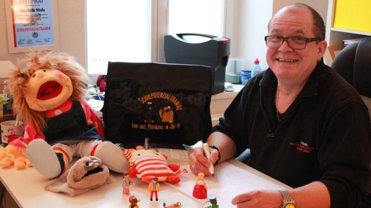 Mit Handpuppen und Playmobilfiguren hilft Klaus Dieter Mitulla seinen Klienten bei ihren Lebenszielen. Er begleitet nicht nur Kinder und Jugendliche, sondern auch Erwachsene. 