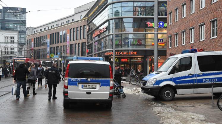 Nach den jüngsten Auseinandersetzungen zeigt die Polizei auf dem Marienplatz wieder Präsenz mit Streifenwagen. 