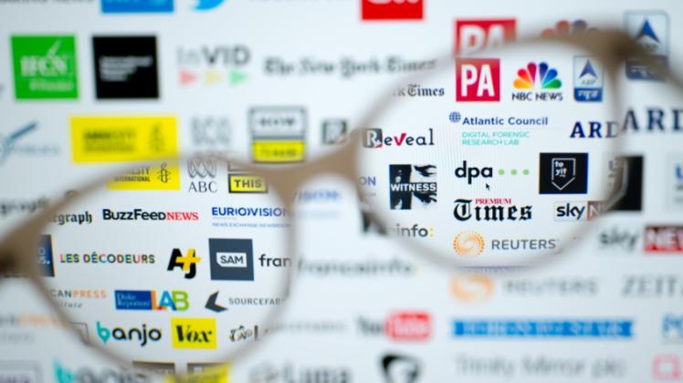 Logos von Medien und Internetfirmen, die Partner des Netzwerks gegen Fake News sind