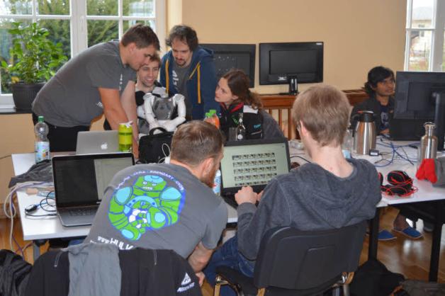Die Studenten entwickelten in Groß Grabow neue Programmierungen für ihre Roboter. 