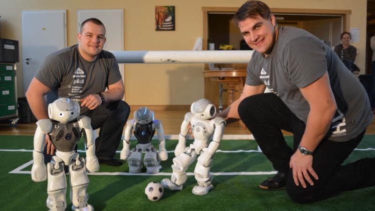 Den Robotern Intelligenz beibringen: Pascal Loth (l.) und Patrick Göttsch von den „Hulks“ mit den kleinen Robo-Fußballern. 
