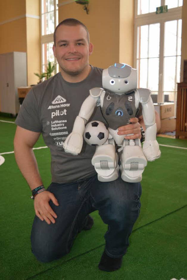 Pascal Loth tritt mit den „Hulks“ bei Robo-Fußballturnieren an. 