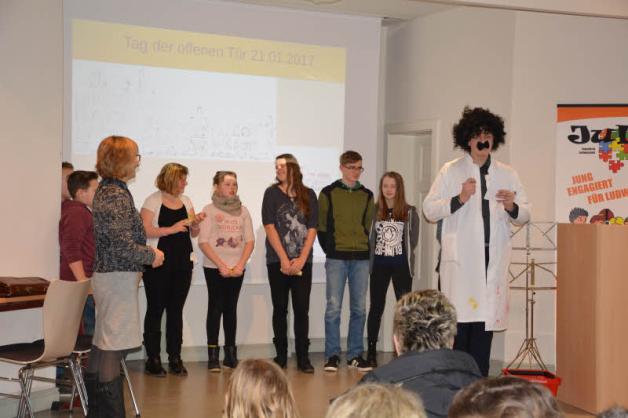Die Akteure der kleinen Talenteshow mit Kim-Leon als „Professor“ Die Akteure der kleinen Talenteshow mit Kim-Leon als „Professor“