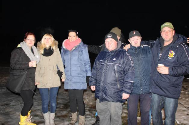 Gespräche von Nachbar zu Nachbar. Auch die Erwachsenen hatten ihren Spaß. Fotos: Traudel Leske Gespräche von Nachbar zu Nachbar. Auch die Erwachsenen hatten ihren Spaß. Fotos: Traudel Leske