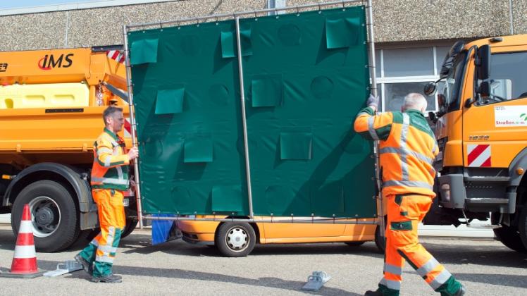 Gafferschutz: Nordrhein-Westfalen setzt seit vergangenem Jahr bei Autobahnunfällen auch mobile Sichtschutzwände ein, um Unfallopfer vor neugierigen Blicken zu schützen.  