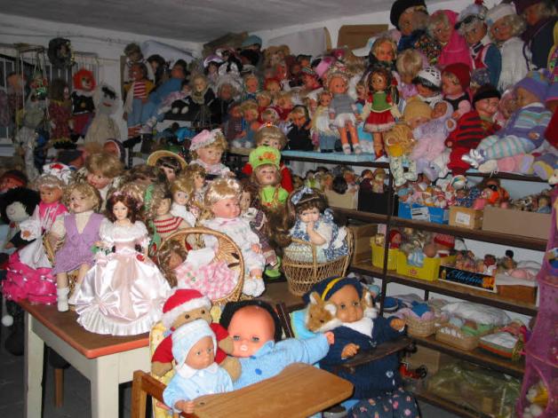 Im Keller gehört ein ganzer Raum nur den Puppen.