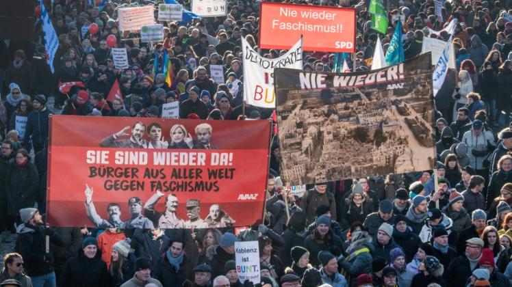 Unter dem Motto „Koblenz bleibt bunt !“  protestieren Tausende gegen die Tagung europäischer Rechtspopulisten. 