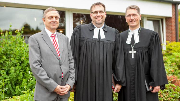 Nach der Amtseinführung: (v.li.) Ernst-Willy Rönnau, Pastor Andreas Christian Kosbab und Propst Thomas Bergemann.  