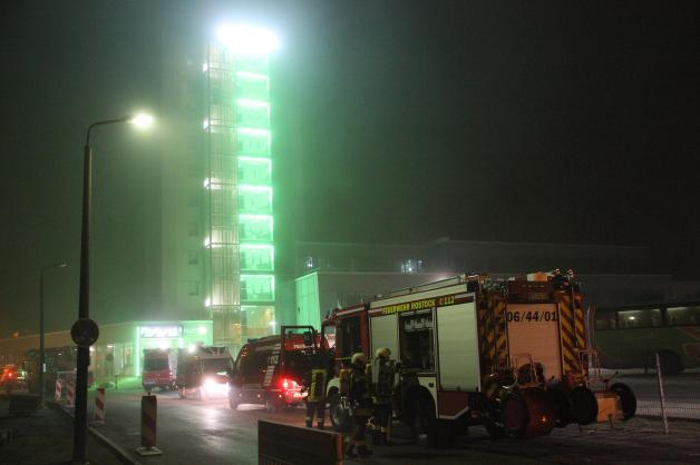 Feuer im Hansa-Sportforum ausgebrochen: Feuerwehr muss Brand im Elektroraum löschen - Akkus und Batterien in Flammen