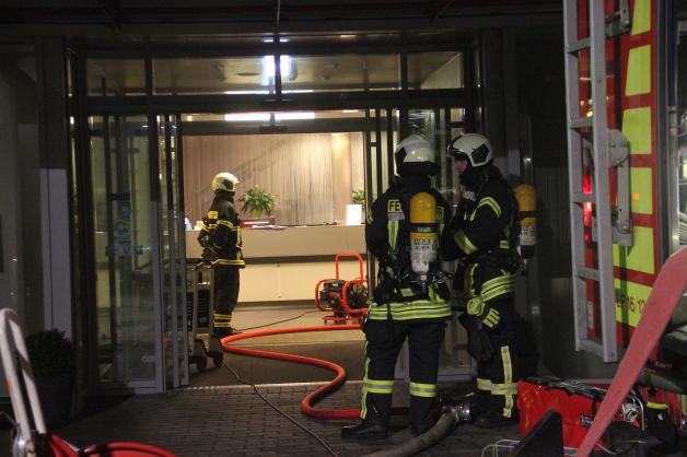 Feuer im Hansa-Sportforum ausgebrochen: Feuerwehr muss Brand im Elektroraum löschen - Akkus und Batterien in Flammen