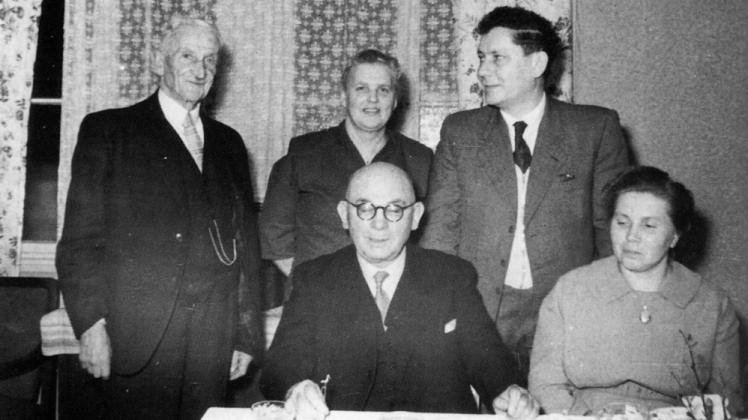 Boizenburger Ärzte und Schwestern um 1953 (l. Dr. Heydemann, vorn Mitte Dr. Kröger, r. Dr. Otto Leichnitz, hinten Mitte Hebamme Hedwig Zabel, vorn rechts Schwester Charlotte Voß)  