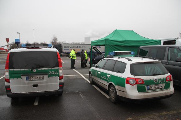 Schleusern auf der Spur: Großkontrolle von Zoll, Bundes- und Wasserschutzpolizei im Rostocker Seehafen
