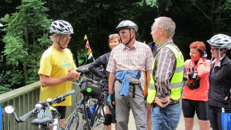 In der Partnerstadt Wuppertal trafen Tourenleiter Peter Wendt (M.) und Roberto Koschmidder (r.) vom Schweriner ADFC auf Radfahrer des Vereins „Der grüne Weg“. In der Partnerstadt Wuppertal trafen Tourenleiter Peter Wendt (M.) und Roberto Koschmidder (r.) vom Schweriner ADFC auf Radfahrer des Vereins „Der grüne Weg“.