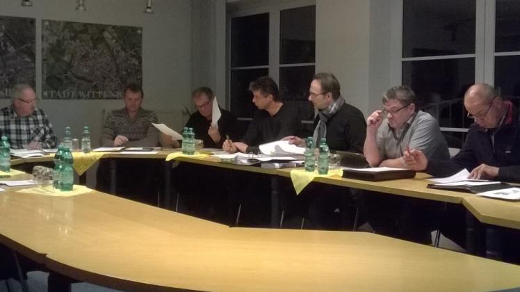 Bürgermeister Ankele und einige Gemeindevertreter bei der Sitzung im Beratungsraum des Amtes Wittenburg.  
