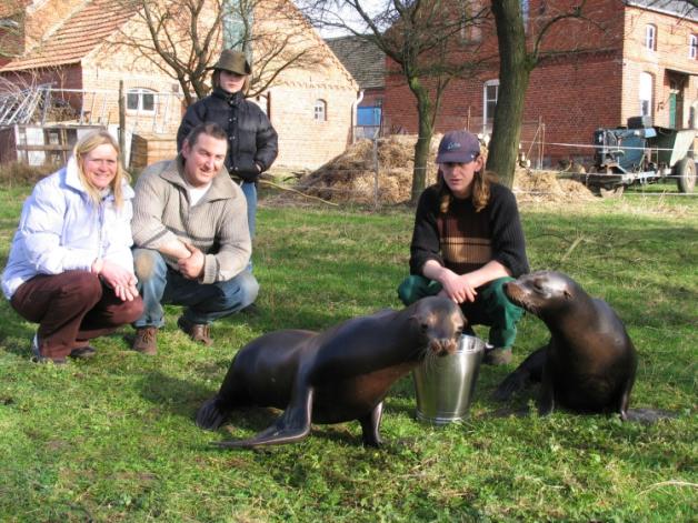 Februar 2007: Die Seelöwen-Kinder werden von Familie Frankello in Platschow begrüßt. Für Erwin (r.) geht ein Traum in Erfüllung.