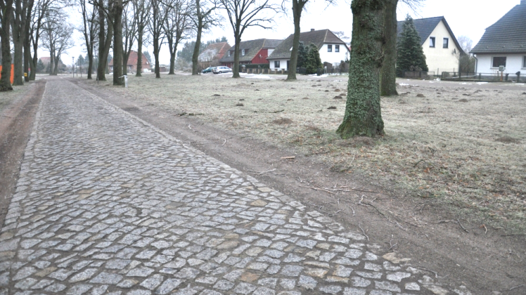 Kopfsteinpflaster-Straße in Friedrichsruhe Dorf. Die Gemeinde ringt um Fördermittel, um die Straße zu sanieren.  