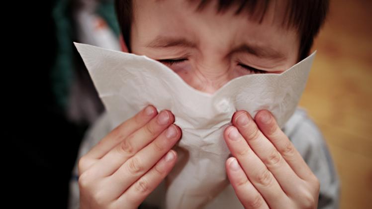 Erkältungskrankheiten nehmen zu, aber bislang ist die Grippewelle noch nicht in Sicht.  