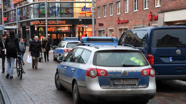 Polizei auf dem Marienplatz: Die Beamten wollen jetzt Aufenthaltsverbote gegen Randalierer aussprechen.  